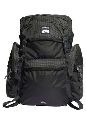 Sac à dos de randonnée noir Adidas Adventure 30L avec plusieurs compartiments zippés et bretelles réglables.