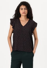 Zwarte blouse met een V-hals, korte ruches mouwen en een klein bloemenpatroon in roze en wit. Lichtgewicht stof, relaxte pasvorm.