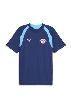 Granatowa sportowa koszulka z jasnoniebieskimi paskami na ramionach, logo Puma na prawej piersi i herbem klubu piłkarskiego RB Leipzig na lewej piersi.