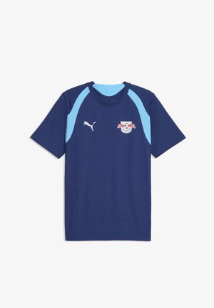 Granatowa sportowa koszulka z jasnoniebieskimi paskami na ramionach, logo Puma na prawej piersi i herbem klubu piłkarskiego RB Leipzig na lewej piersi.