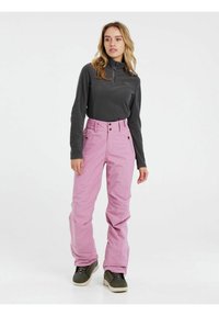 Roze skibroek met een hoge taille, vlakke voorkant en zijzakken, gecombineerd met een donkergrijze langwerpige top die is textuur voor warmte.