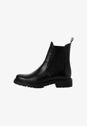 Botín chelsea negro con textura de cocodrilo sintético, paneles laterales elásticos, un tirador y una suela de goma gruesa para mayor tracción.