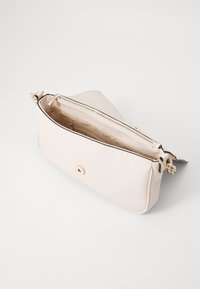 Borsa a tracolla in pelle rosa chiaro con chiusura a zip, accessori in oro e superficie testurizzata. Interno foderato in tessuto con motivo.