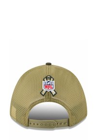 Olivgrüne Netzmaus mit einem verstellbaren Riemen. Mit dem in Rot, Weiß und Blau gestickten NFL-Logo und einem Bandakzent.