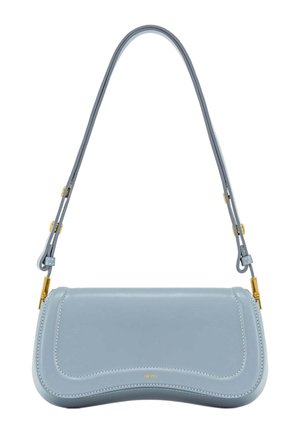 Sac à bandoulière en cuir bleu clair avec bords incurvés, sangle réglable, quincaillerie dorée et logo discret "JW PEI" au centre avant.