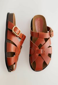 REGULAR FIT - SIGNATURE  ROUND WEAVE BUCKLE FOOTBED  - Tagant lahtised kingad - tan brown