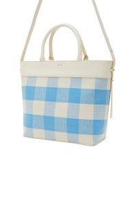 Borsa tote quadrata con motivo a scacchi blu e bianchi, realizzata in tessuto intrecciato. Presenta manici superiori e una tracolla rimovibile.