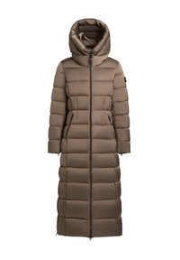 Ruda pūkinė striukė su aukštu apykakle, užtrauktuku priekyje ir dideliu kapisonu. Ypatybės: siuvinėta struktūra su horizontaliais siūlais ir šoninėmis kišenėmis.