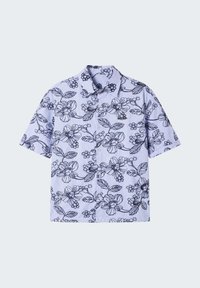 Chemise à manches courtes avec boutons, fond bleu clair et motifs floraux et feuillus foncés sur l'ensemble.
