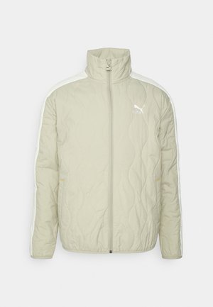 Hellbeige gesteppte Jacke mit durchgehendem Frontreißverschluss, hohem Kragen, weißen Schulterstreifen und Puma-Logo auf der linken Brust.