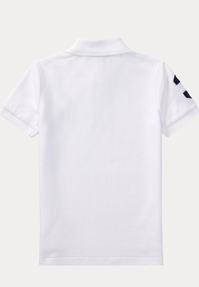 Polo blanc à manches courtes avec un col côtelé et un grand numéro sept noir sur la manche droite, vu de dos.