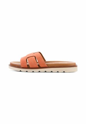 Flache Sandale mit breiten, rostfarbenen Wildlederriemen und einer beigen Gummisohle mit Profil.