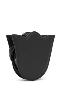 Czarna skórzana torebka z klapką w kształcie tulipana. Gładka faktura, minimalistyczny design oraz wsunięty pasek zapewniający bezpieczne zamknięcie.