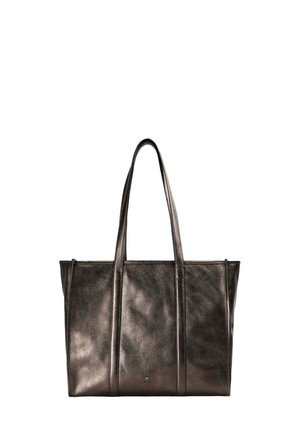Bolso tote de cuero metálico bronce con dos asas largas, un cuerpo espacioso y detalles de costura vertical, que presenta un logo en la parte inferior frontal.