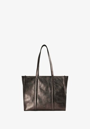 Metalen bronzen leren tote bag met twee lange handvatten, een ruime body en verticale stikdetails, met een logo op de lagere voorkant.