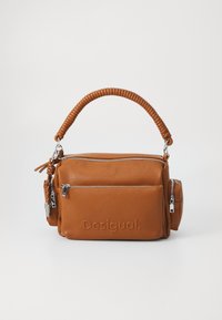 Borsa a tracolla in pelle marrone con manico testurizzato, tasche frontali con zip e logo impresso. Presenta dettagli in metallo color argento e tracolle.