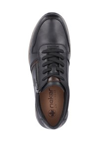 Sneaker in pelle nera con punta arrotondata, lacci tono su tono, cerniera laterale e dettagli marroni. Soletta morbida con marchio 'Rieker Antistress'.