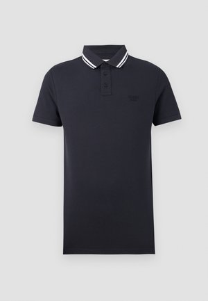 Tricou polo negru cu mâneci scurte, cu o pată de nasturi și guler negru cu două dungi albe.
