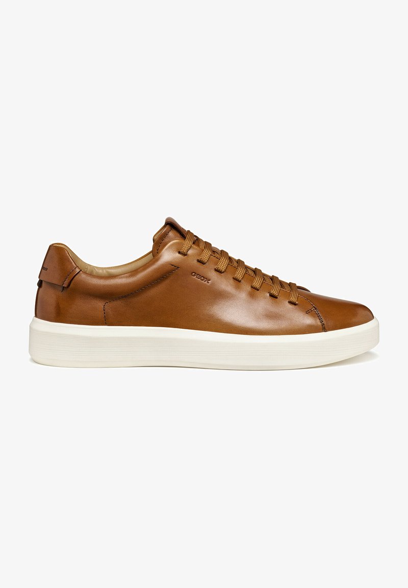 Baskets en cuir marron avec une finition lisse. Présentent des lacets ronds, une semelle en caoutchouc blanche et un marquage subtil sur le côté.