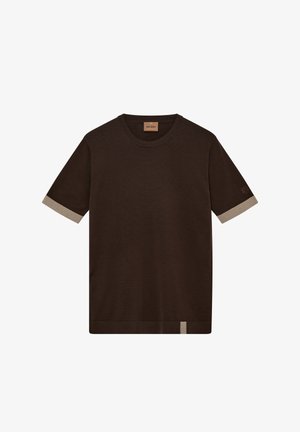 Mørkebrun kortærmet t-shirt med beige ærmekanter og et lille beige mærke ved den nederste kant, mærket "MOS MOSHI" indeni kraven.