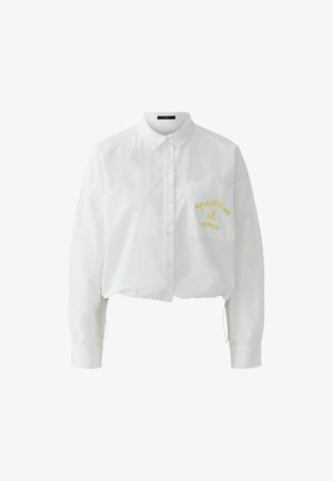 Witte blouse met lange mouwen, knopen, kraag en borstzak geborduurd met gele tekst "aperitivo al mare".