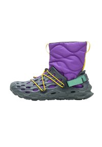 Hybrydowe buty z szarym perforowanym podłożem, fioletowym wyściełanym wierzchem, żółtymi sznurowadłami i zielonym paskiem po boku. Posiadają wytrzymałą, teksturowaną podeszwę.