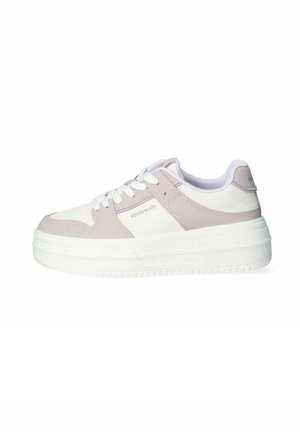 Zapatillas de plataforma en blanco y púrpura claro, confeccionadas con cuero suave y materiales de malla, que cuentan con cierre de cordones y suelas de goma texturizada.