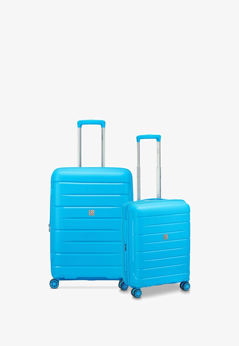 Deux pièces de bagages rigides bleus, avec une texture lisse, des rainures horizontales, des poignées rétractables et quatre roues chacune pour la mobilité.