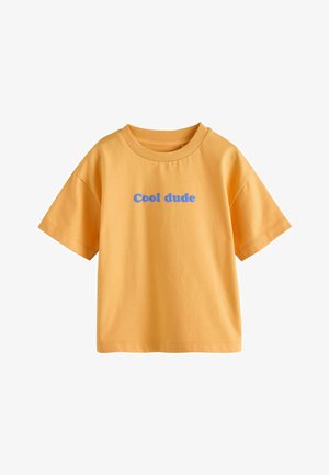 Žluté bavlněné tričko s kulatým výstřihem a krátkými rukávy. Na přední straně po straně modrý nápis „Cool dude“. Měkká textura.