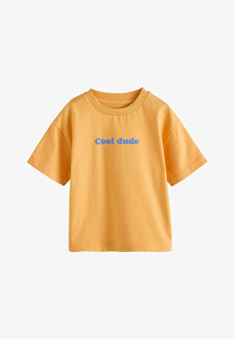 Camiseta de algodón amarilla con cuello redondo y mangas cortas. Presenta un texto azul "Cool dude" centrado en la parte delantera. Textura suave.