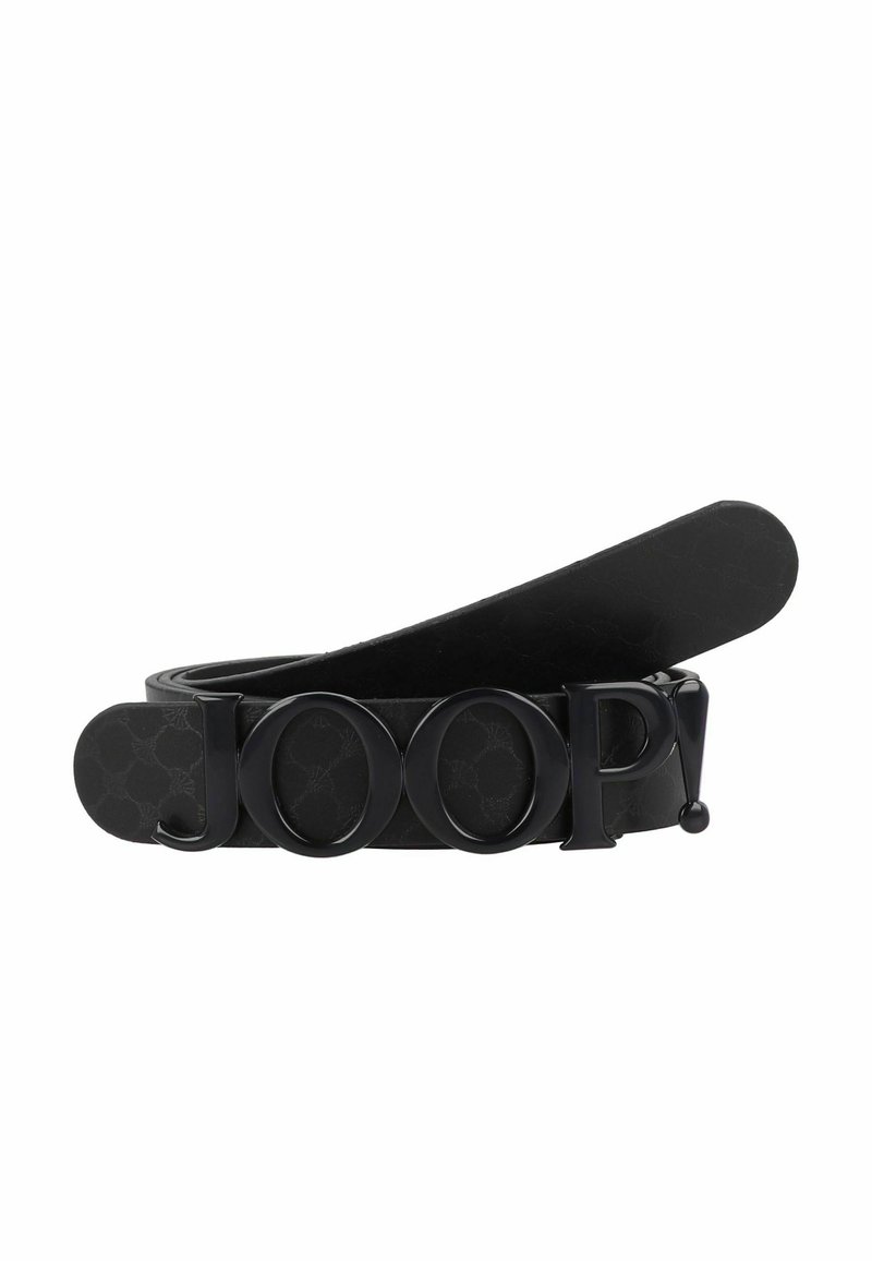 Cinturón de cuero negro con textura estampada, hebilla metálica negra sobredimensionada con el logo "JOOP!" y extremos redondeados.