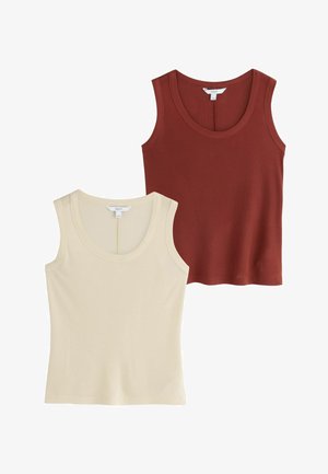 Zwei ärmellose Baumwoll-Tanktops, eines cremefarben und eines rostfarben, beide mit rundem Ausschnitt und schlichtem, tailliertem Schnitt.