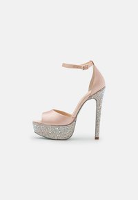 Sandali platform in satin rosa con tacco alto e cinturino alla caviglia, caratterizzati da un tacco e una piattaforma incastonati di scintillanti strass.