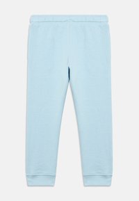 Ανοιχτό μπλε φόρμα από μαλακό ύφασμα, με ελαστική μέση, μανσέτες στους αστραγάλους και πλαϊνές τσέπες για επιπλέον ευκολία.