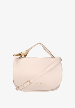 Sac à épaule en cuir crème avec détail de nœud doré sur la poignée et bandoulière ajustable, marqué avec des lettres dorées sur le rabat avant.