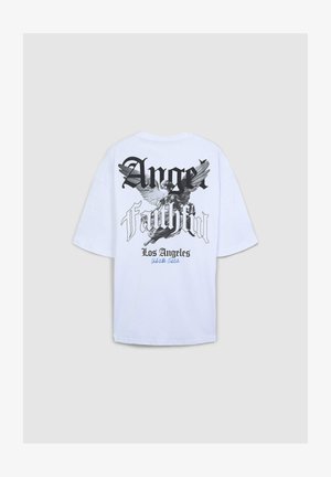 Biała, oversize'owa koszulka z czarnym graficznym wzorem z napisem "Anioł" i "Wierny" obok ilustracji anioła oraz "Los Angeles".