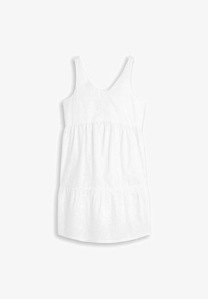 Robe blanche sans manches avec encolure dégagée et taille froncée, dotée d'une jupe à volants et d'une texture florale subtile.