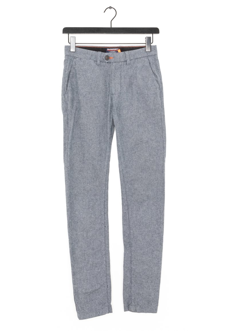 Pantaloni grigi intrecciati con una trama liscia, davanti piatto, tasche laterali e design slim fit, appesi a un gancio nero.