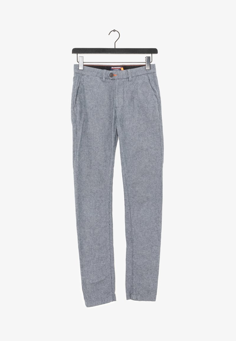 Pantaloni grigi intrecciati con una trama liscia, davanti piatto, tasche laterali e design slim fit, appesi a un gancio nero.