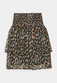 Jupe noire smockée avec un design en couches, présentant un motif de plumes multicolores en nuances de vert, orange et violet. Tissu léger.