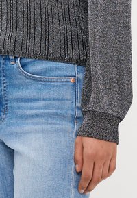 Vero Moda Petite VMTALIA O NECK - Pulover - black/silver-coloured