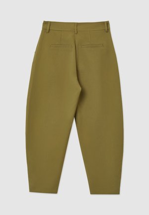 Pantaloni verde oliva con una forma leggermente affusolata, dotati di due tasche posteriori e una texture pulita e liscia.