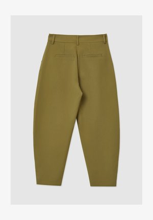 Pantaloni verde oliva con una forma leggermente affusolata, dotati di due tasche posteriori e una texture pulita e liscia.