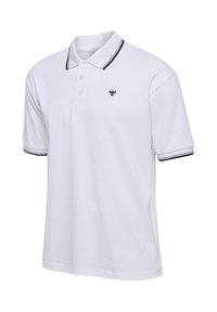 Hvid polo med korte ærmer og sort kant rundt om krave og ærmer, tre knapper foran og et lille bi-emblem på venstre bryst.