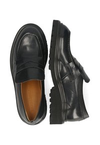 Zwarte leren instapschoenen met een brede band over de bovenkant, een contrasterende gestructureerde hak en een dikke rubberen zool voor extra grip en stabiliteit.