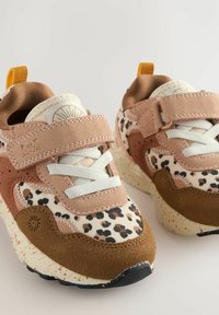 Rosa og brune sneakers med leopardprint mønster, lavet af ruskind og mesh-materialer, velcro-rem, hvide snørebånd og spottede gummisåler.