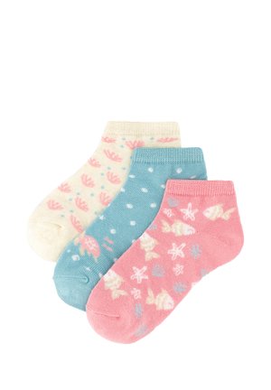 Tres calcetines tobilleros en crema con ballenas rosas, azul con lunares blancos y coral con patrones florales blancos y azules.