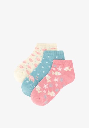 Tres calcetines tobilleros en crema con ballenas rosas, azul con lunares blancos y coral con patrones florales blancos y azules.