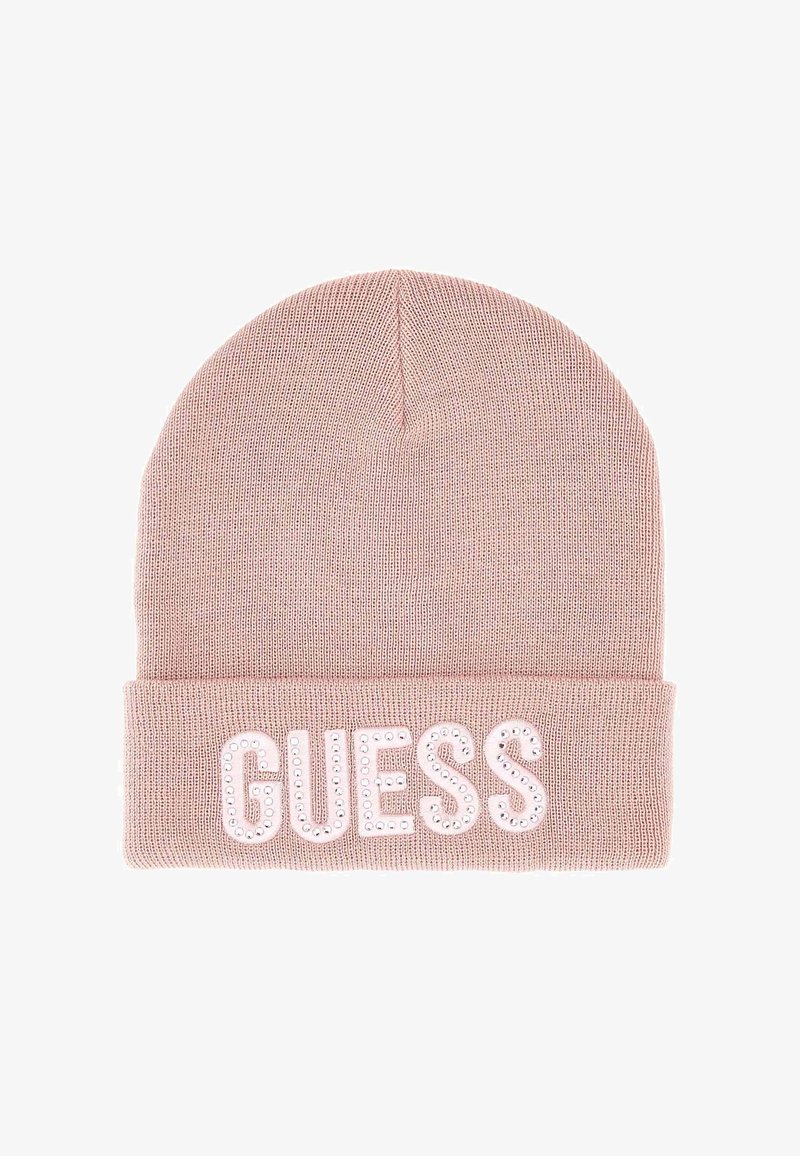 Rožinė megzta kepurė su apvartu, ant kurio yra balta užrašyta "GUESS" su deimantais. Minkšta tekstūra, tampri forma.