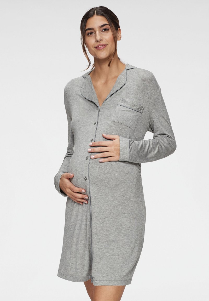 Grå gravid natkjole laget av mykt stoff, med knapper foran, lange ermer og en brystlomme med kontrastkant.